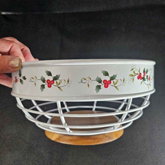 Pfaltzgraff Winterberry White Metal Wire & Wood Bread Basket With Holly & Berry - Picture 5 of 8